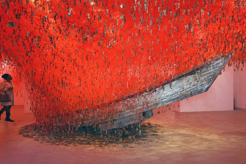 Installazione "The key in the hand" di Chiharu Shiota
