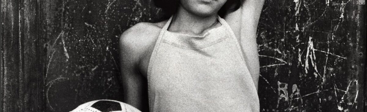 Letizia Battaglia. Quartiere Cala. La bambina con il pallone, Palermo, 1980 © Archivio Letizia Battaglia